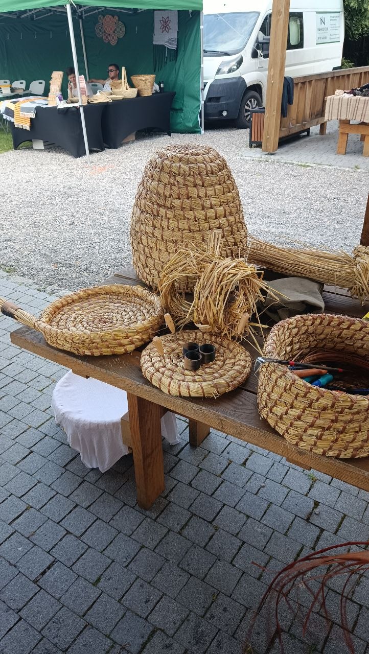 Kószka, słomiane maty i misy na drewnianym stole podczas pokazu
